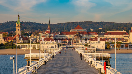 Sopockie molo i piękny widok na miasto / panoramę miasta Sopot, Polska. Niesamowity wschód słońca.