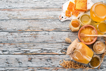 Pszczoły miód na białym drewnianym tle.