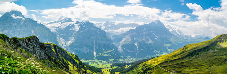 Piękne panoramiczne krajobrazy alpejskie w Alpach Szwajcarskich w pobliżu Grindelwald