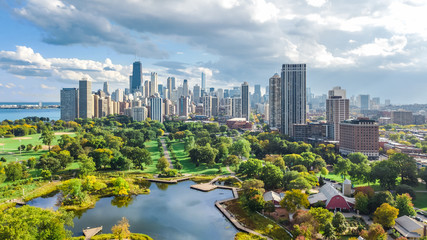 Chicago skyline z lotu ptaka drone widok z góry, jezioro Michigan i miasto w Chicago wieżowce panoramę miasta z Lincoln Park, Illinois, USA