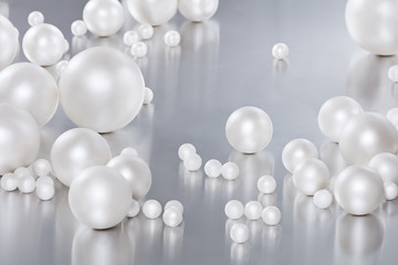 Perły na szarym błyszczącym tle