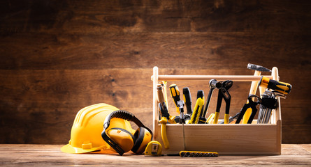Sprzęt bezpieczeństwa w pobliżu Przybornika z różnymi narzędziami
