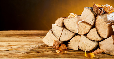 Zapasy kłód drewna, leżące na stole