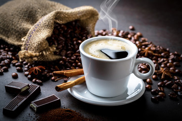 Czarna kawa w filiżance na starym tle