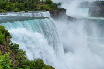 Wodospad Niagara. Widok z Niagara State Park na American Falls.