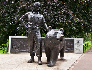 Żołnierz i niedźwiedź.