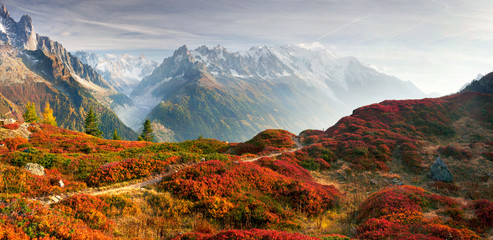 Czerwona jesień Chamonix w Alpach