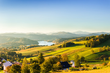 Jesień w Bieszczadach w Polsce. Widok na Jezioro Solińskie z Polańczyka w słoneczny dzień.