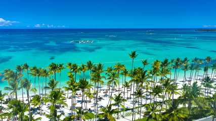 Luftaufnahme vom wunderschönen exotischen Sandstrand, Palmen, Punta Cana, Dominikanische Republik