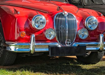 Czerwony sportowy klasyk jako dekolt w Goodwood