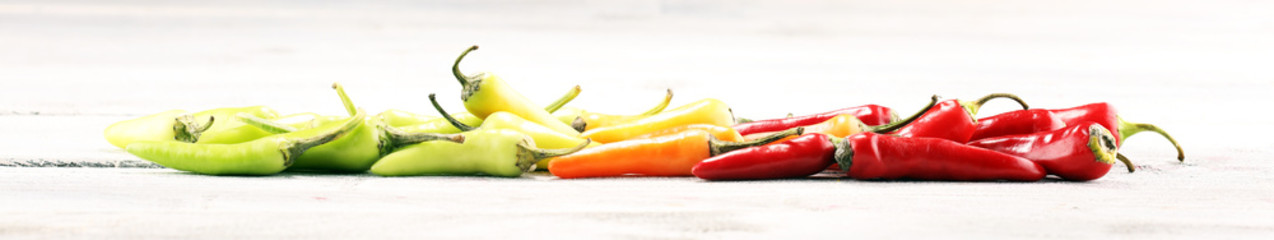 Pieprz. Meksykańskie hot chili peppers kolorowe mix habanero poblano serrano jalapeno na drewnie.