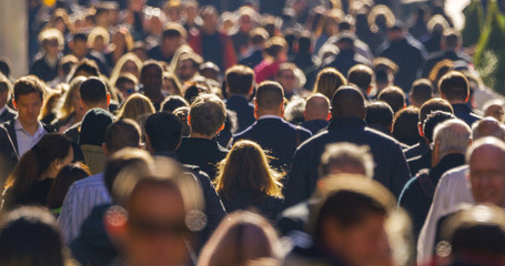 Tłum ludzi chodzących ulicy