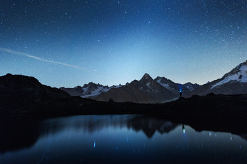 Malowniczy nocny widok na jezioro Chesery (Lac De Cheserys) we francuskich Alpach. Monte Bianco pasmo górskie na tle. Rezerwat przyrody Vallon de Berard, Chamonix, Alpy Graian. Fotografia krajobrazowa