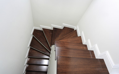 Kręte schody na klatce schodowej, widok z góry.