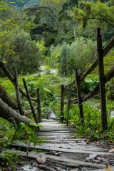 Most do szlaków kanionu Combeima.