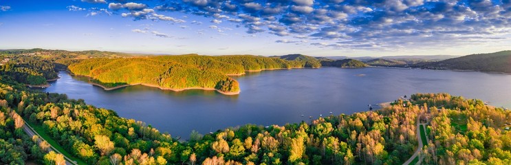 Jezioro Solinskie w Bieszczadach w świetle wschodu słońca