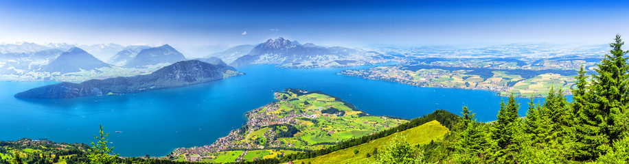 Piękny widok na jezioro Lucerna (Vierwaldstattersee) i góry Pilatus z Rigi, Alpy Szwajcarskie, Centralna Szwajcaria.