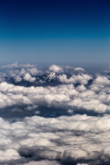 Szczyt górski otoczony chmurami