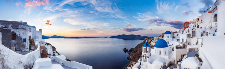 Piękny panorama widok Santorini wyspa w Grecja przy wschodem słońca z dramatycznym niebem.