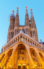 Panoramiczny widok Sagrada Familia katedra przy wieczór czasem w Barcelona