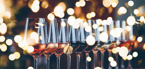 Uroczystość degustacji wina przy stole w formie bufetu.