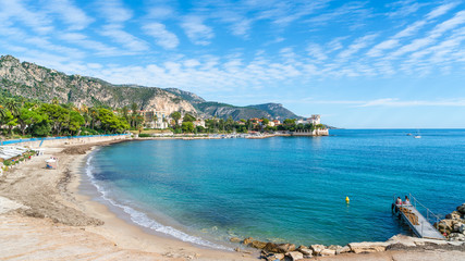 Krajobraz z zadziwiającą plażą Baie des Fourmis, Beaulieu sur Mer, Cote d'Azur, Francja