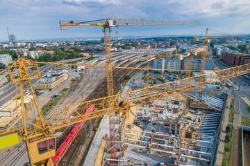 Budowa budynku i fundamentów. Żurawie