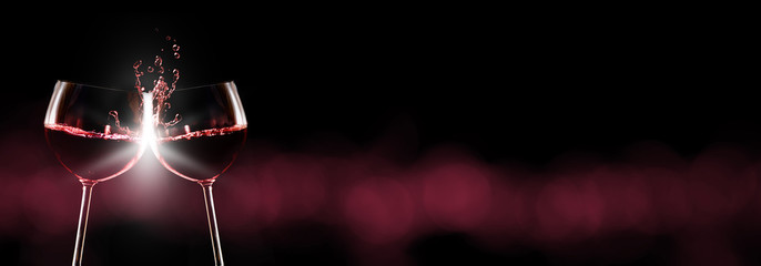 Czerwone wino, kieliszki do czerwonego wina tosty, ciemne tło