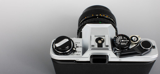 Stara lustrzanka do taśmy filmowej 35 mm, widok z góry jako fotograf