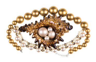 biżuteria z muszli morskiej z perłowym naszyjnikiem