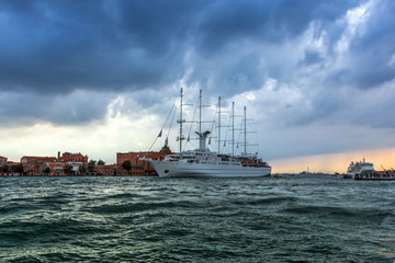 statek wycieczkowy opuszczający port w Wenecji