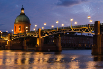 Zachód słońca nad rzeką Garonne. Podświetlany most w mieście Tuluza