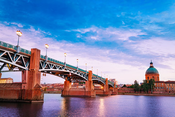 Most Saint-Pierre prowadzący do szpitala La Grave