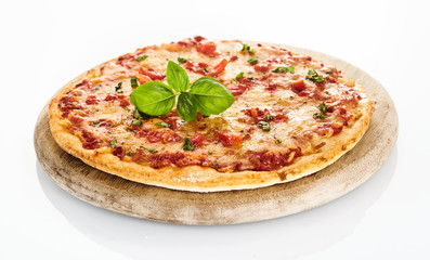 Widok z boku pizzy Margherita na białym tle