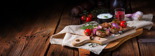 Smaczne kotlety jagnięce z miętą i rozmarynem