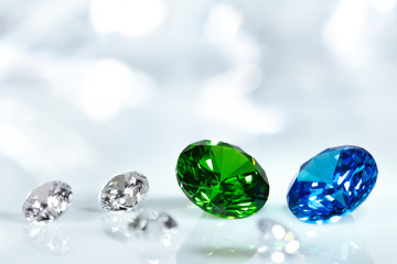 Luksusowe kamienie szlachetne w szlifie brylantowym, diamenty, szmaragd i safir