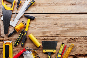 zestaw narzędzi budowlanych na widok z góry drewniane tła