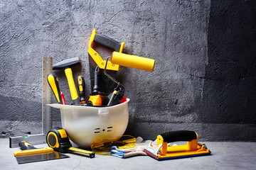 zestaw narzędzi budowlanych na tle czarnej ściany