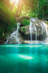 Piękno w naturze, zadziwiająca Erawan siklawa w tropikalnym lesie park narodowy, Tajlandia