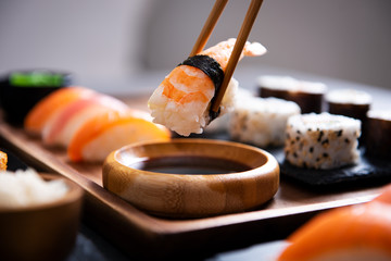 Pałeczka z kawałkiem sushi nigiri