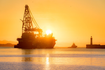 Platforma morska o wschodzie słońca