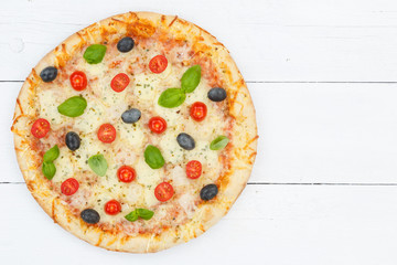 Pizza Margherita z góry na desce Kopiowanie miejsca Copyspace