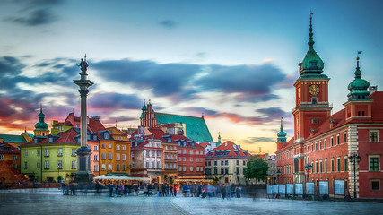 Panoramiczny widok na Zamek Królewski, starożytne kamienice i Kolumnę Zygmuntowską na Starym Mieście w Warszawie. Wieczorny widok.