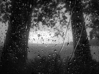 Czarny i biały raindrops na szkle, dramatyczne burz chmury nad pięknym Lemiet jeziorem w Mazury okręgu, Polska. Fantastyczne miejsce podróży.