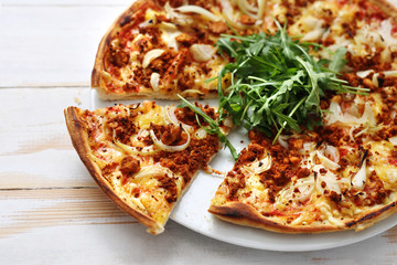 Pizza . Smakowita pizza z warzywami podana na blaszce.