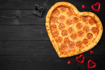 Pizzy serce dla walentynka dnia z kopii przestrzenią na nieociosanym ciemnego czerni tle. Widok z góry. Leżał płasko