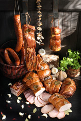 Tradycyjne swojskie wędliny. Kompozycja wędlin w wiejskim stylu.