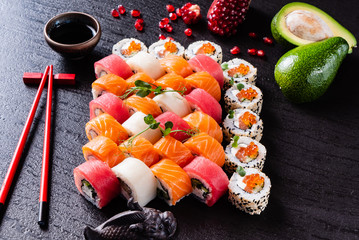 sushi na czarnym tle