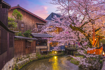Nocny widok na rzekę Shirakawa w Gion