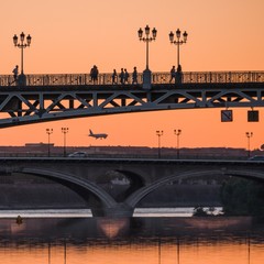 Widok na Pont Saint Pierre podczas zachodu słońca w Tuluzie na Garonne